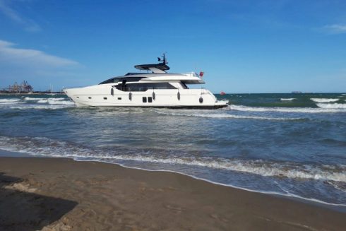 British yacht washes up on a beach in Spain's Valencia: Captain is investigated for potential negligence