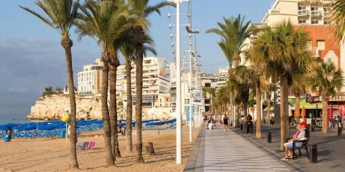 Honest tourist finds wallet with €6,300 in cash next to busy Benidorm beach and police return it to happy owner