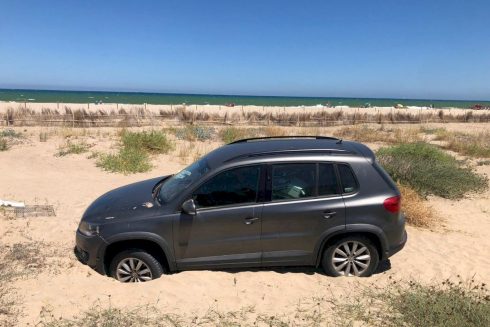 Useless thieves who robbed a hotel in Spain are arrested after their getaway vehicle gets stuck in a sand dune