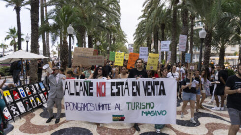 Hundreds protest against mass tourism in Costa Blanca which makes housing an 'unattainable luxury for the majority'