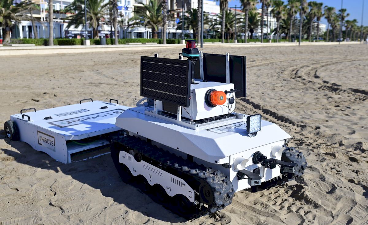 España lanza el primer robot limpiador de playas del mundo: ‘PlatjaBot’ impulsado por IA se pone a trabajar en un popular resort