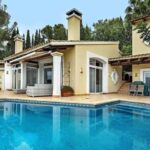 5 bedroom Villa for sale in Bendinat with pool - € 3