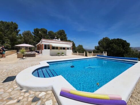 4 bedroom Villa for sale in Sax with pool garage - € 234