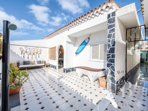 6 bedroom Villa for sale in Playa del Ingles with garage - € 775