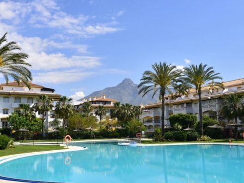 3 bedroom Apartment for sale in Nueva Andalucia with pool - € 445