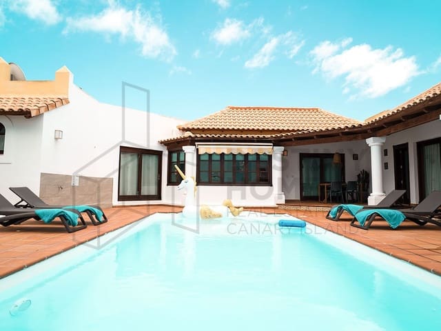 2 bedroom Villa for sale in Corralejo with pool garage - € 560