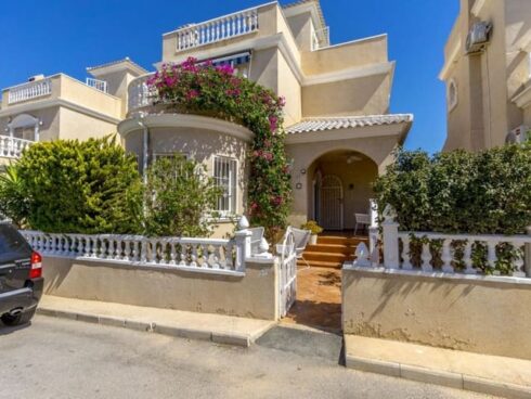 3 bedroom Villa for sale in Orihuela Costa with pool - € 218