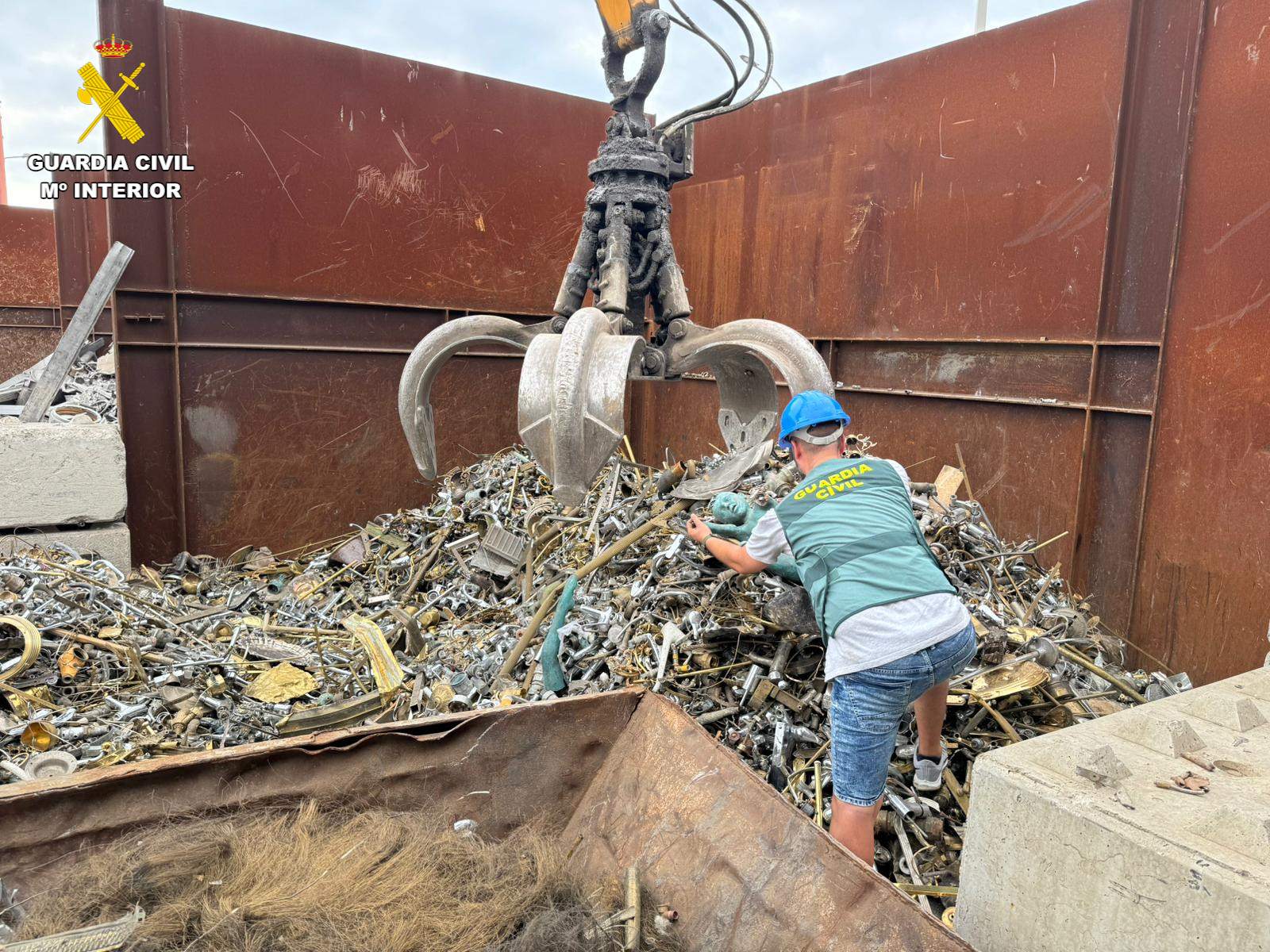 Ornamental bronze sculptures worth €300,000 stolen from fountain and sold to scrapyards in Valencia area