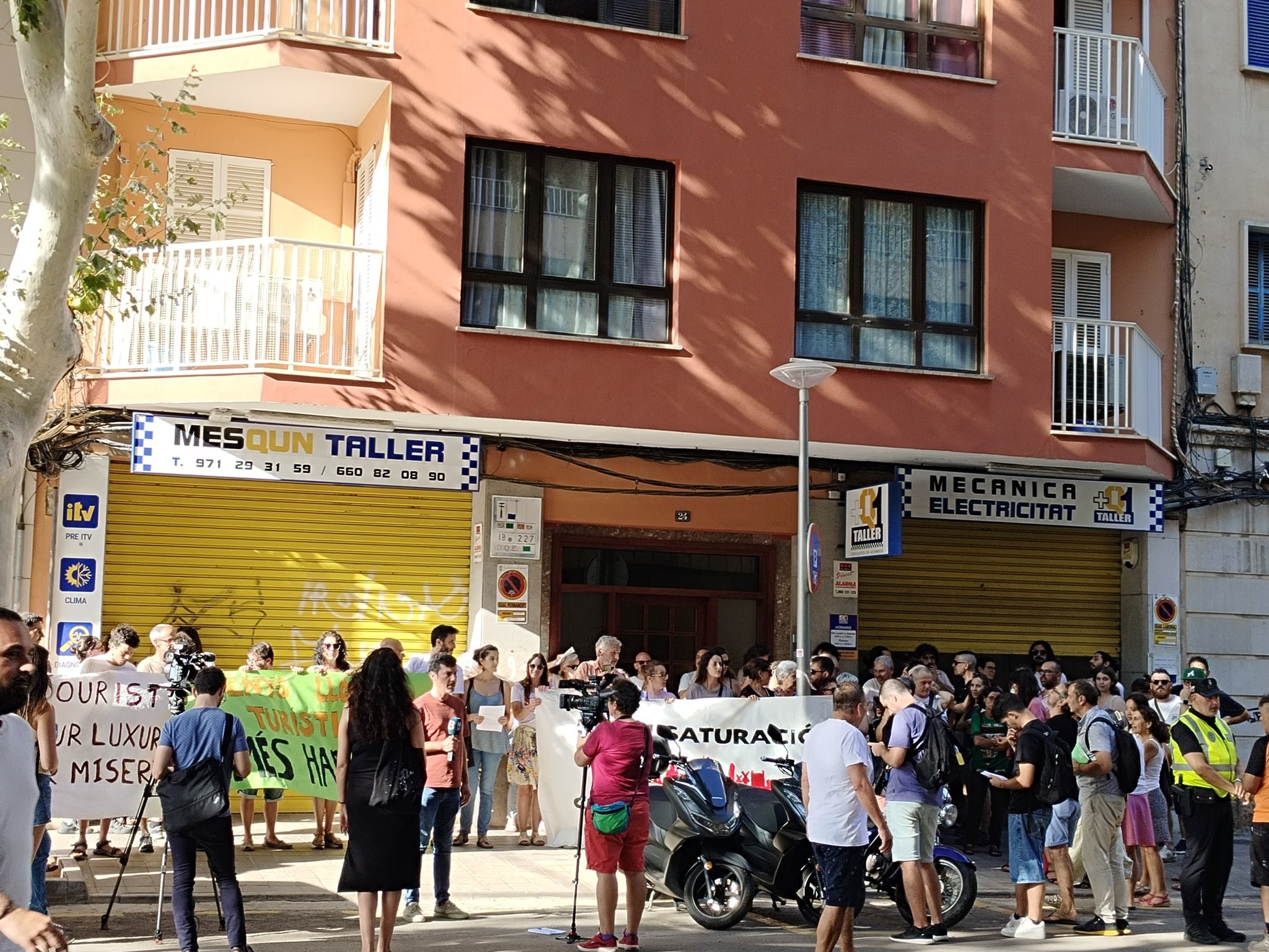 Illegal tourist flat owners fined €800,000 after residents protested outside them in Mallorca last summer