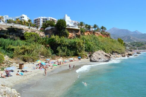 Body of a man is found on a popular tourist beach on Spain’s Costa del Sol: Police are working to identify him