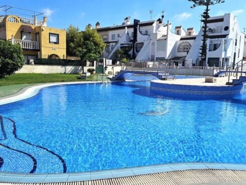 2 bedroom Terraced Villa for sale in Torrevieja with pool - € 115