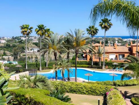 2 bedroom Penthouse for sale in Benahavis with pool - € 495