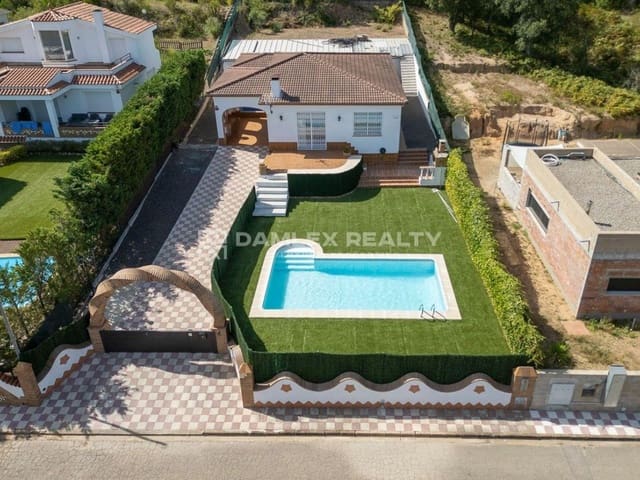 3 bedroom Villa for sale in Lloret de Mar with pool garage - € 350