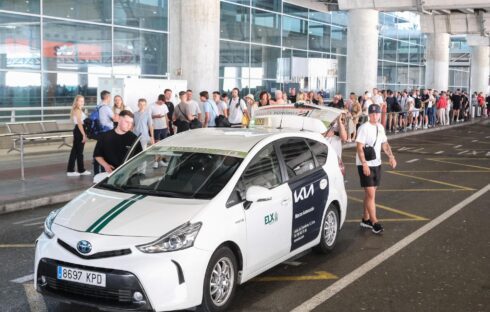 Dozens more taxis to operate at Alicante airport after outcry over shortages