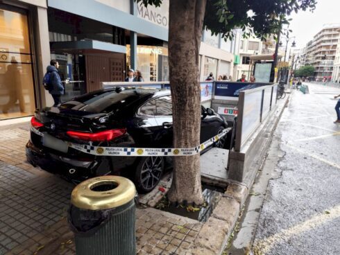 Drunk driver blocks off Metro station entrance in Valencia after mistaking it for an underground car park