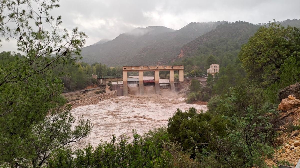 Fears of further destruction in Spain's Valencia as major dam at risk of breaking