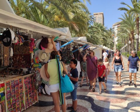 Time running out to stop closure of popular tourist 'hippie' craft market on iconic Alicante walkway