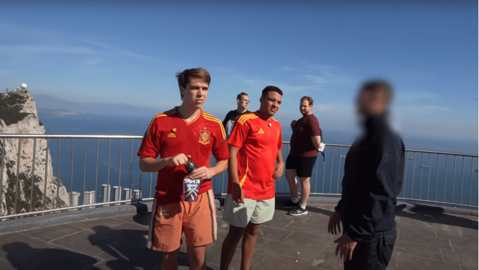 Watch: Spanish YouTubers ‘are threatened with a huge fine’ in Gibraltar while trying to ‘conquer the Rock’