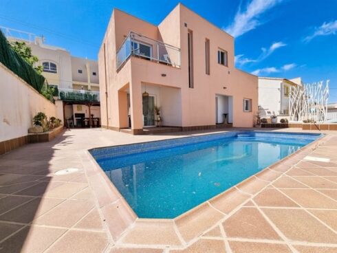 3 bedroom Villa for sale in Albir with pool garage - € 525