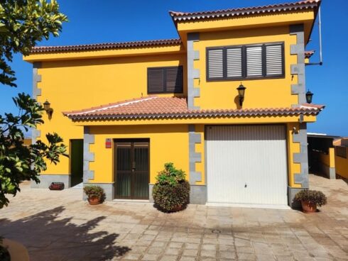 4 bedroom Townhouse for sale in Candelaria with garage - € 550