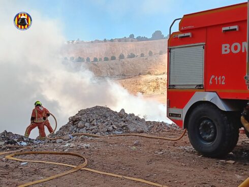 Evacuations in Valencia after fire tears through landfill containing debris from the DANA disaster