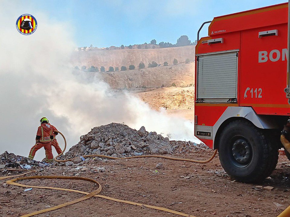 Evacuations in Valencia after fire tears through landfill containing debris from the DANA disaster