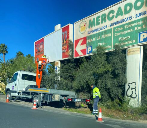 Illegal eyesore advertising billboards on busy Costa Blanca roads and junctions are being removed after years of complaints