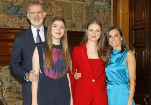 Spain's royal family pay tribute to Valencia flood victims inside their annual Christmas card