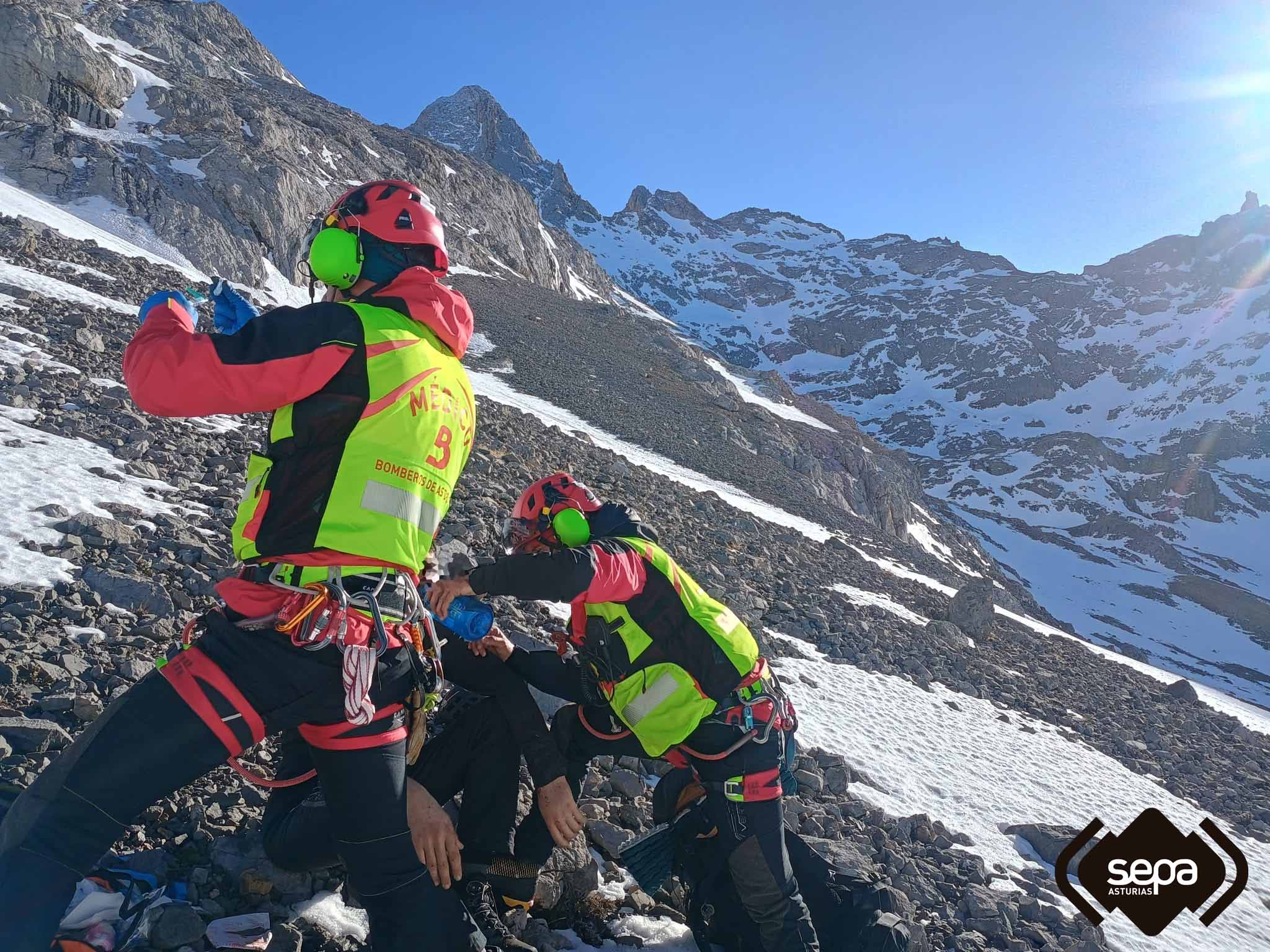 Spanish climber, 23, survives four days with a serious head injury and fractures after falling on the snowy Picos de Europa