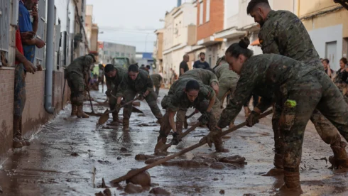 Pedro Sanchez sends Christmas message to Spain's armed forces based overseas and those involved in Valencia flood clear up