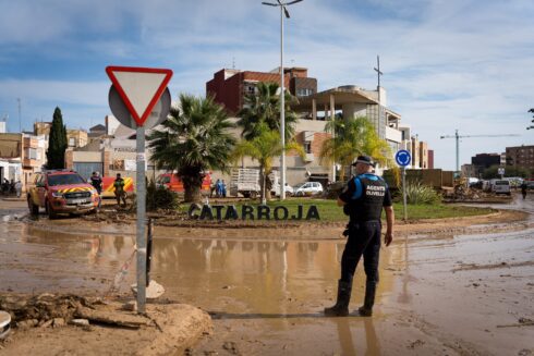 Wife of missing DANA victim searches for last known photo of her husband showing him clinging onto pole during deadly Valencia floods