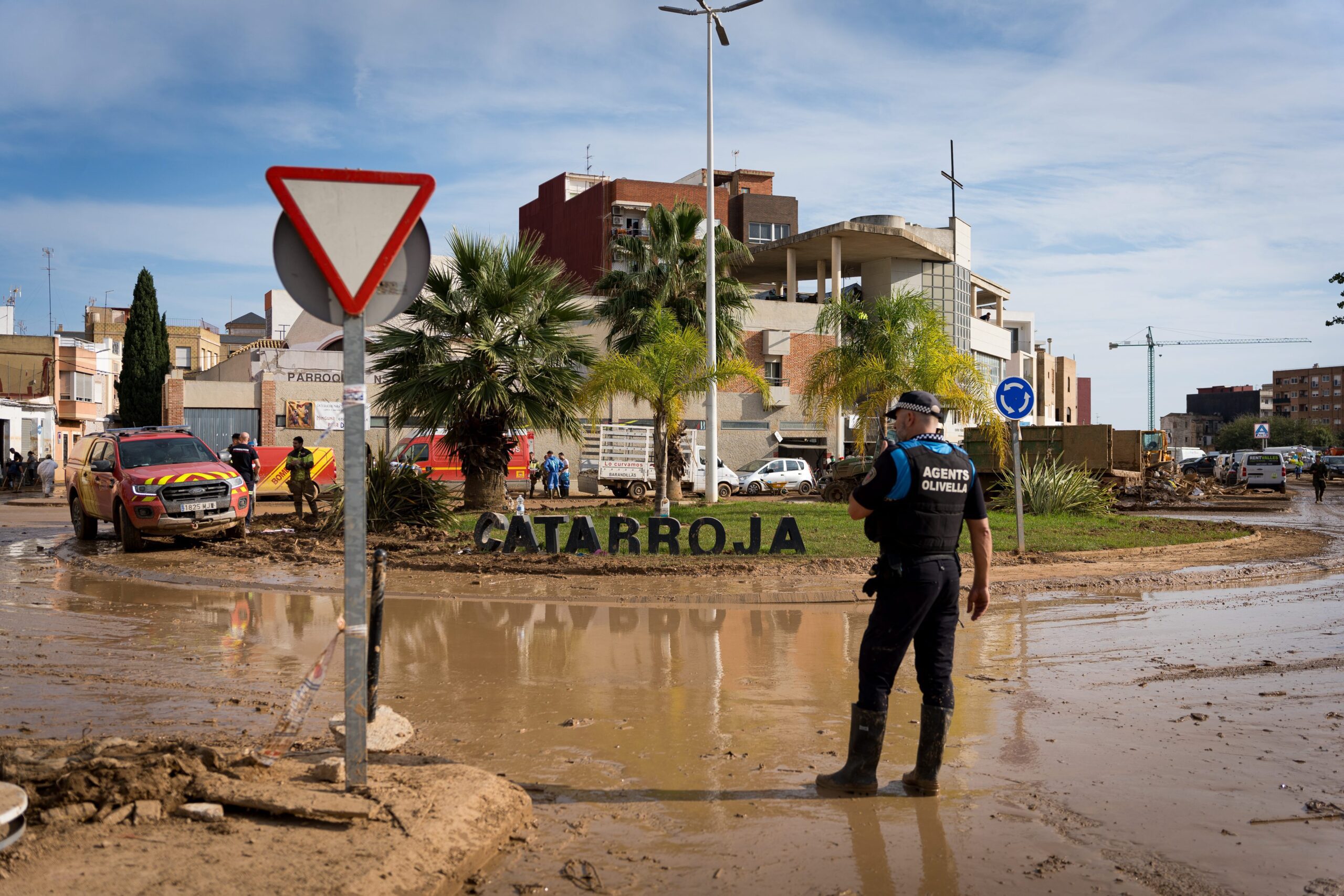 Wife of missing DANA victim searches for last known photo of her husband showing him clinging onto pole during deadly Valencia floods