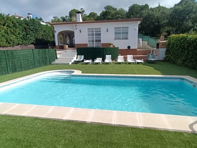 3 bedroom Bungalow for sale in Lloret de Mar with pool - € 350