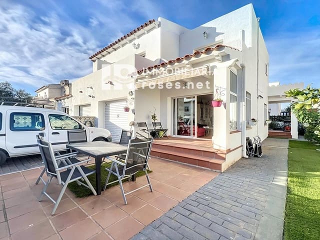 3 bedroom Villa for sale in Empuriabrava with garage - € 299