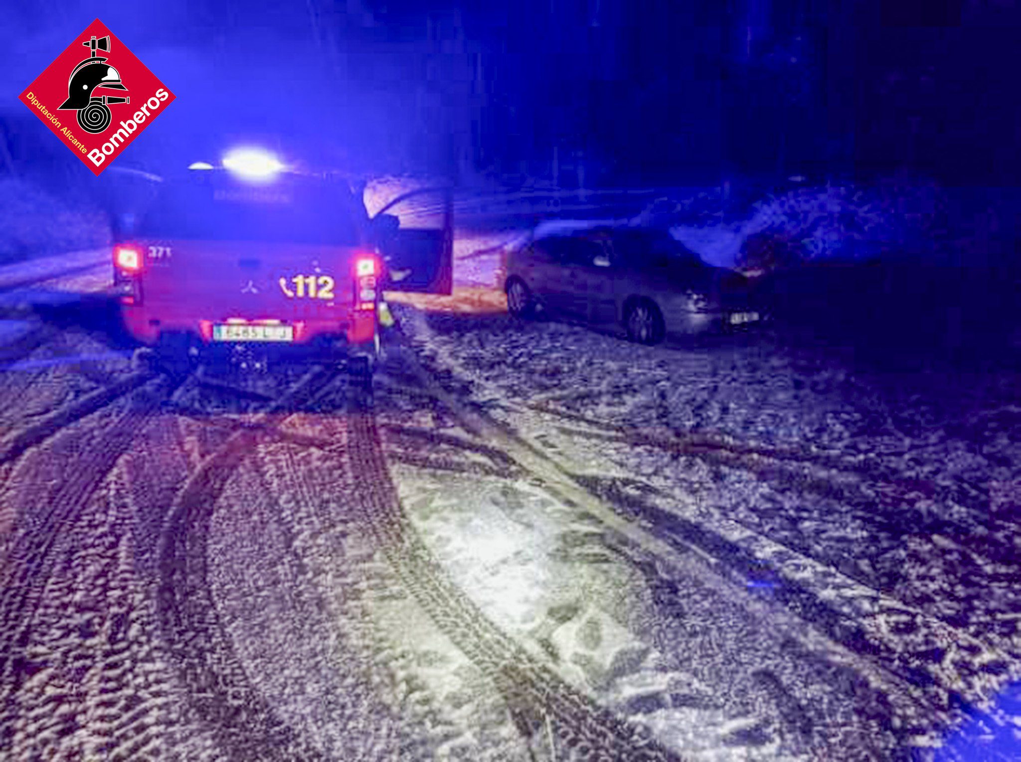 Heavy snow traps three cars with fire crews carrying out rescues in Spain's Alicante area