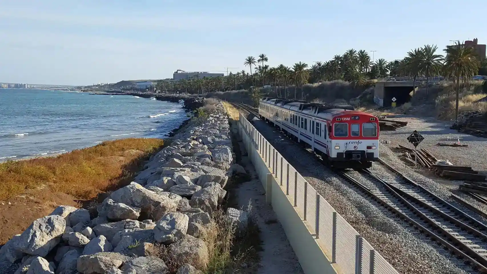 Horror in Alicante: Woman, 52, is killed by a train ‘while talking on mobile phone’