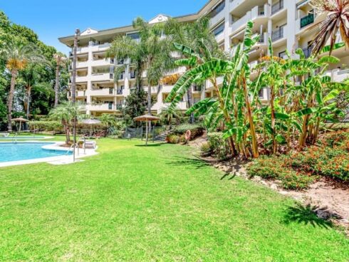 3 bedroom Penthouse for sale in Guadalmina with pool garage - € 649