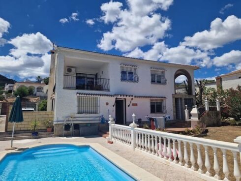 3 bedroom Villa for sale in Alhaurin de la Torre with pool garage - € 385