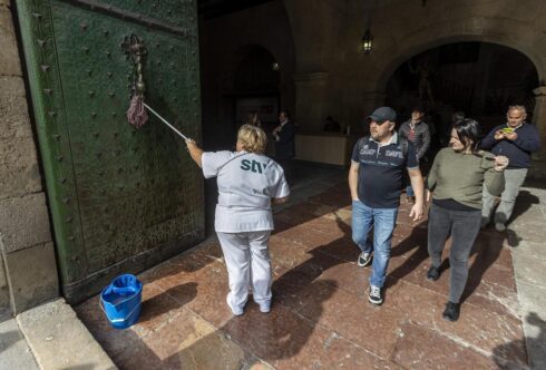 Outrage in Alicante as poo is repeatedly smeared on public buildings and making streets ‘stink’