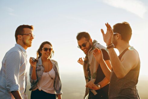 Gruppe von Menschenn die Spass-zusammen-unter der Sonne haben.