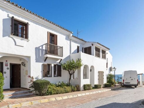 3 bedroom Townhouse for sale in Estepona with pool - € 495