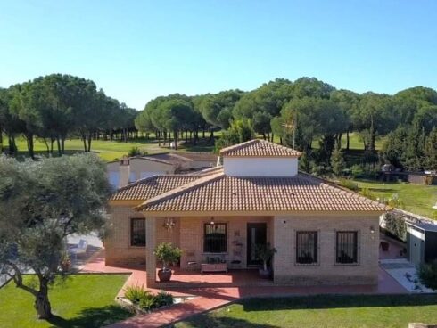 4 bedroom Villa for sale in Aljaraque with garage - € 450