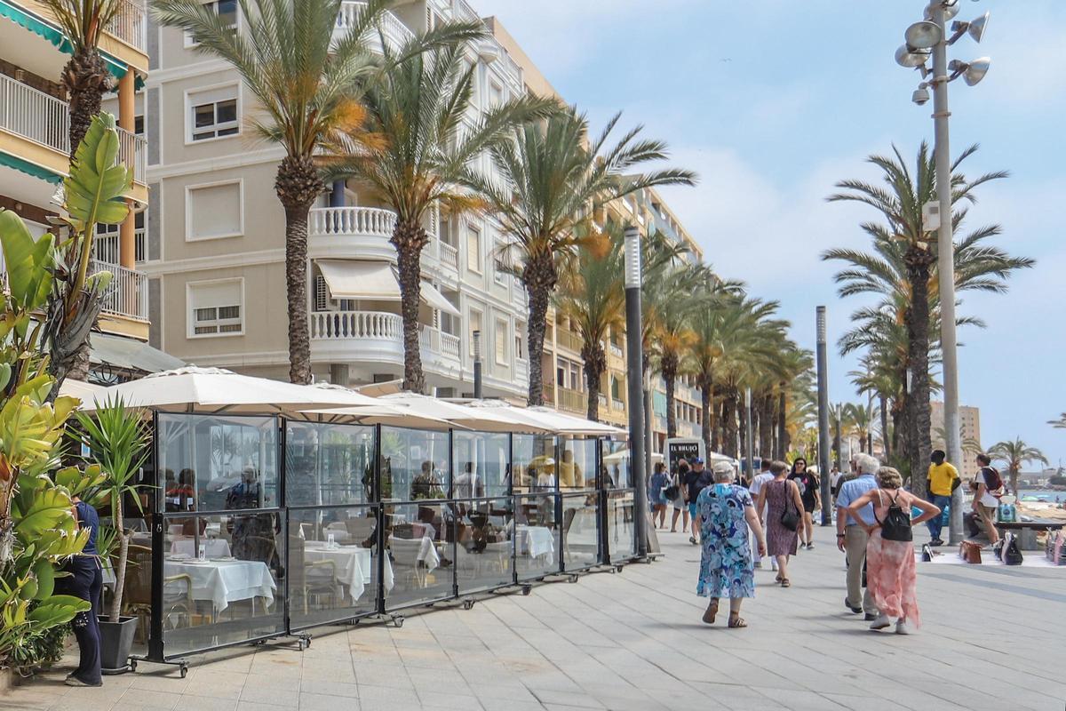 Clampdown on bar and restaurant terraces encroaching pedestrian areas in Costa Blanca resort