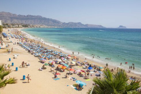 Popular Costa Blanca tourist beach bans smoking this summer