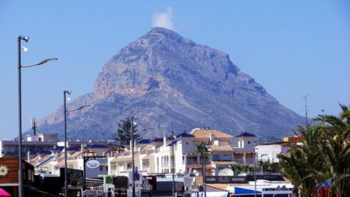 Burglar who scaled walls to rob dozens of homes in expat area of Costa Blanca is caught after year-long search