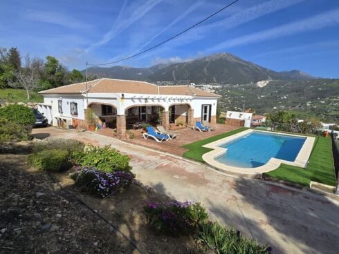 3 bedroom Villa for sale in Alcaucin with pool garage - € 389